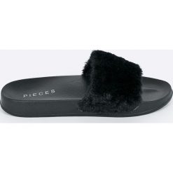 Pieces - Klapki. Różowe klapki damskie Pieces, bez wzorów, z materiału, bez obcasa, na obcasie. W wyprzedaży za 59,90 zł.
