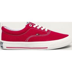 Tommy Jeans - Tenisówki. Czerwone trampki i tenisówki damskie Tommy Jeans, bez wzorów, z jeansu, na sznurówki. W wyprzedaży za 219,90 zł.