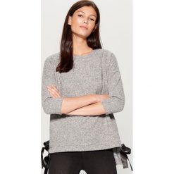 Dzianinowy sweter z kokardami - Szary. Szare bez kategorii Mohito, s, z dzianiny. W wyprzedaży za 39,99 zł.