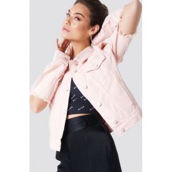 NA-KD Kurtka dżinsowa z rozciętym rękawem - Pink. Różowe kurtki damskie marki NA-KD, z bawełny. W wyprzedaży za 97,18 zł.