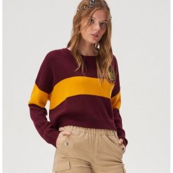 Sweter z herbem Harry Potter - Bordowy. Czerwone swetry damskie Sinsay, s, bez wzorów, bez rękawów, bez kaptura. Za 59,99 zł.