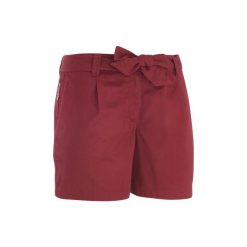 Spodenki turystyczne NH500 damskie. Czerwone szorty damskie marki QUECHUA, z elastanu. Za 59,99 zł.