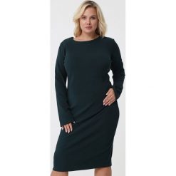Zielona Sukienka Noreen. Zielone sukienki damskie Born2be, na co dzień, bez wzorów, z dzianiny, z okrągłym kołnierzem, z długim rękawem, długie, midi, proste. Za 79,99 zł.