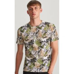 T-shirt z egzotycznym printem - Kremowy. Białe t-shirty męskie Reserved, s, bez wzorów, bez kołnierzyka. W wyprzedaży za 29,99 zł.