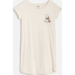 Koszula nocna Winnie the Pooh -. Koszule nocne damskie Reserved, s, bez wzorów, bez kołnierzyka, bez rękawów. Za 69,99 zł.