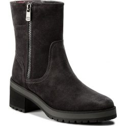 Botki TOMMY HILFIGER - Alicia 2B FW0FW01611 Magnet 008. Szare botki damskie na obcasie marki TOMMY HILFIGER, ze skóry, za kostkę, na zamek. W wyprzedaży za 389,00 zł.