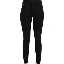 Tommy Jeans HIGH RISE SKINNY SANTANA Jeans Skinny Fit dana black stretch. Czarne jeansy damskie relaxed fit marki Tommy Jeans, z bawełny. W wyprzedaży za 356,30 zł.
