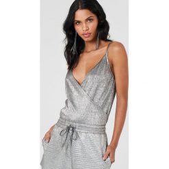Minkpink Metaliczny top kopertowy Cami - Silver. Szare topy damskie MINKPINK, bez wzorów, z poliesteru, bez kołnierzyka. Za 121,95 zł.