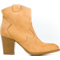 Nubukowe kowbojki na obcasie - skóra naturalna - model 471 - kolor camelowy. Botki damskie Zapato, ze skóry, bez obcasa, na obcasie, bez zapięcia. W wyprzedaży za 299,25 zł.