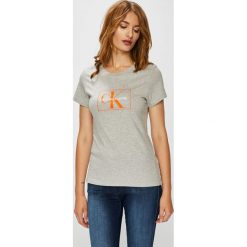 Calvin Klein Jeans - Top. Szare bluzki damskie marki Calvin Klein Jeans, s, z nadrukiem, z bawełny, casualowe, z okrągłym kołnierzem, z krótkim rękawem. W wyprzedaży za 159,90 zł.