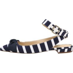 J.CREW ANKLE STRAP POINTED TOE FLATS IN STRIPE Baleriny navy/white. Białe baleriny damskie marki J.CREW, bez wzorów, ze skóry ekologicznej, bez obcasa. Za 639,00 zł.