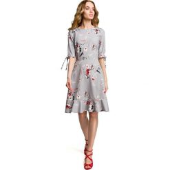 ALVERA Sukienka we wzór z falbankami - szara. Szare sukienki damskie Moe, na imprezę, s, w kwiaty, z elastanu, eleganckie, z falbankami, bez rękawów, dopasowane. Za 179,00 zł.