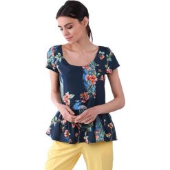 Bluzka w kolorze granatowym ze wzorem. Niebieskie bluzki damskie Modne letnie stylizacje, xs, bez wzorów, z okrągłym kołnierzem, bez rękawów. W wyprzedaży za 94,95 zł.
