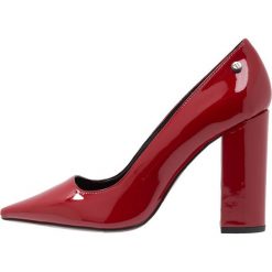 Trussardi Jeans DECOLLETE THICK Szpilki ruby. Czerwone czółenka damskie na sylwestra Trussardi Jeans, bez wzorów, z jeansu, bez obcasa, na szpilce, bez zapięcia. Za 669,00 zł.