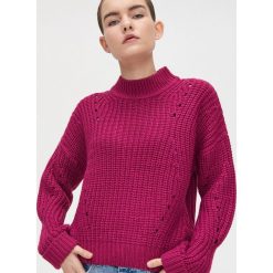 Sweter z ozdobnym splotem - Fioletowy. Fioletowe swetry damskie Cropp, s, bez wzorów, ze splotem, bez rękawów, bez kaptura. W wyprzedaży za 39,99 zł.