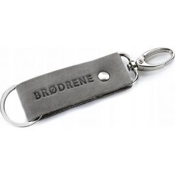 Breloczek skórzany Brodrene BR01 szary - Szary. Szare breloki męskie Brødrene. Za 29,99 zł.
