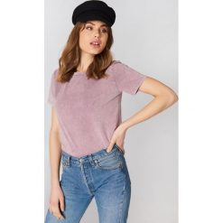 NA-KD T-shirt Stone Washed - Purple. Fioletowe t-shirty damskie NA-KD, bez wzorów, z bawełny, bez kołnierzyka. W wyprzedaży za 37,18 zł.