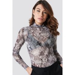 NA-KD Trend Snake Mesh Top - Grey. Szare topy damskie marki NA-KD Trend, bez wzorów, z tkaniny, polo. Za 121,95 zł.