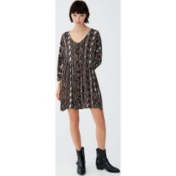 Sukienka babydoll ze zwierzęcym wzorem. Szare sukienki damskie Pull&Bear, bez wzorów, bez kołnierzyka, bez rękawów. Za 99,90 zł.