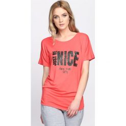Koralowy T-shirt Just Be Nice. Pomarańczowe bluzki damskie marki Born2be, s, z nadrukiem, z okrągłym kołnierzem. Za 39,99 zł.