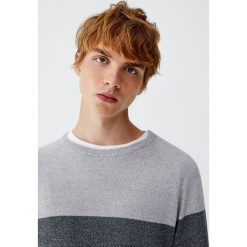 Sweter z melanżowej dzianiny z kolorowymi panelami. Szare swetry klasyczne męskie Pull&Bear, m, w kolorowe wzory, z dzianiny. Za 99,90 zł.