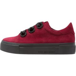 Kennel + Schmenger BIG Sneakersy niskie rubino/black. Czerwone trampki i tenisówki damskie marki Kennel + Schmenger, bez wzorów, ze skóry, bez zapięcia. Za 1029,00 zł.