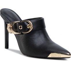Klapki VERSACE JEANS COUTURE - E0VVBS05 71339 899. Czarne klapki damskie Versace Jeans Couture, z aplikacjami, z jeansu, bez obcasa, na obcasie. W wyprzedaży za 819,00 zł.