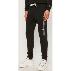 Champion - Spodnie. Czarne spodnie męskie Champion, na co dzień, s, z aplikacjami, z bawełny. Za 239,90 zł.