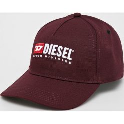 Diesel - Czapka. Fioletowe czapki damskie Diesel, bez wzorów, z poliesteru. W wyprzedaży za 139,90 zł.