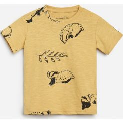 Bawełniany t-shirt ze wzorem -. T-shirty męskie Reserved, bez wzorów, z bawełny, bez kołnierzyka. Za 16,99 zł.