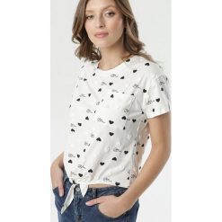 Biały T-shirt Hairiko. Białe bluzki damskie Born2be, s, z nadrukiem, z okrągłym kołnierzem, z krótkim rękawem. Za 39,99 zł.