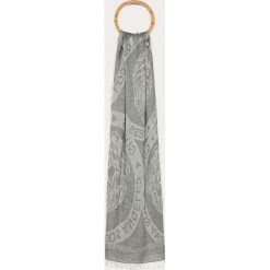 Guess Jeans - Szal. Szare szaliki męskie Guess Jeans, z aplikacjami, z wiskozy. Za 279,90 zł.