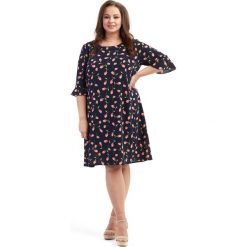Trapezowa granatowa sukienka Dona w kolorowe kwiatki XXL OVERSIZE LATO. Czarne sukienki damskie Moda Size Plus Iwanek, na imprezę, na lato, xxl, w kwiaty, z elastanu, z falbankami, bez rękawów, trapezowe. Za 139,90 zł.