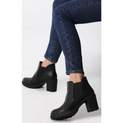 Czarne Botki Nicollets. Czarne botki damskie Born2be, na wiosnę, z okrągłym noskiem, na średnim obcasie, na obcasie, bez zapięcia. Za 139,99 zł.