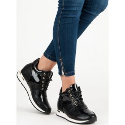 SPORTOWE TRAMPKI NA KOTURNIE. Czarne buty sportowe damskie marki J. STAR. Za 52,90 zł.