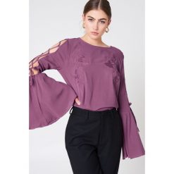 NA-KD Boho Haftowana bluzka z wiązanym rękawem - Purple. Fioletowe bluzki damskie marki NA-KD Boho, z haftami, z tkaniny, boho, bez kołnierzyka, bez rękawów. W wyprzedaży za 32,38 zł.
