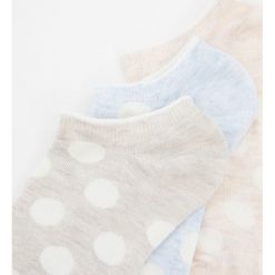 Komplet 3 par skarpetek w groszki w pastelowych kolorach. Niebieskie skarpetki damskie Pull&Bear, w grochy. Za 39,90 zł.