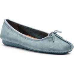 Baleriny CLARKS - Freckle Ice 261402304 Blue Grey Nubuck. Niebieskie baleriny damskie Clarks, bez wzorów, ze skóry, bez obcasa, bez zapięcia. W wyprzedaży za 209,00 zł.