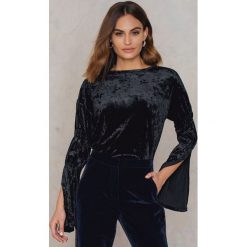 NA-KD Party Aksamitny top z szerokim rękawem - Black. Czarne topy damskie marki NA-KD Party, bez wzorów, z elastanu, bez kołnierzyka. W wyprzedaży za 48,58 zł.