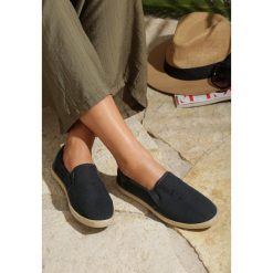 Czarne Espadryle Effervescence. Czarne espadryle damskie Renee, bez wzorów, z materiału, bez obcasa, na płaskiej podeszwie. Za 49,99 zł.