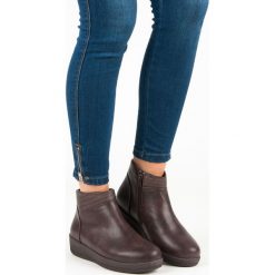 JESIENNE BOTKI. Czerwone botki damskie marki KYLIE, na jesień, bez obcasa, bez zapięcia. Za 132,60 zł.