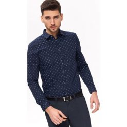 KOSZULA WE WZÓR REGULAR FIT. Czarne koszule męskie Top Secret, na lato, m, w kwiaty, z tkaniny, bez kołnierzyka, z długim rękawem. W wyprzedaży za 49,99 zł.