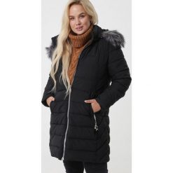 Czarna Kurtka Coburg. Czarne kurtki damskie Born2be, na zimę, xl, bez wzorów, długie, bez kaptura. Za 249,99 zł.