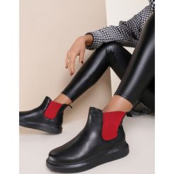 Czarno-Czerwone Botki Orrelle. Czarne botki damskie Renee, bez obcasa, na płaskiej podeszwie, bez zapięcia. Za 119,99 zł.