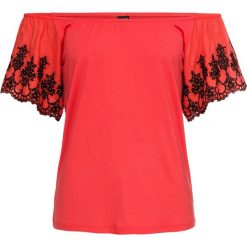 Shirt "carmen" z ażurowym haftem bonprix koralowo-czarny. Czerwone t-shirty damskie bonprix, z haftami, bez kołnierzyka. Za 44,99 zł.