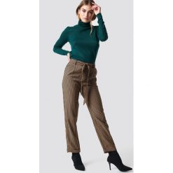 MANGO Spodnie Harp - Brown. Brązowe spodnie damskie marki Mango. Za 141,95 zł.