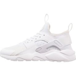 Nike Sportswear AIR HUARACHE RUN ULTRA Tenisówki i Trampki white. Białe trampki dziewczęce Nike Sportswear, z tworzywa sztucznego. W wyprzedaży za 359,20 zł.
