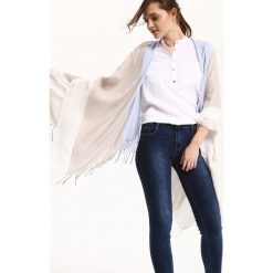 Ponczo damski. Niebieskie poncza damskie Top Secret, na lato, bez wzorów, eleganckie, bez rękawów, bez kaptura. W wyprzedaży za 19,99 zł.