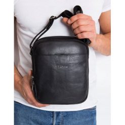 SKÓRZANA MĘSKA TORBA NA RAMIĘ MARKI PIERRE ANDREUS 8021-NDM PA BLACK. Czarne torby męskie skórzane PIERRE ANDREUS, w paski, ze skóry, eleganckie. Za 262,90 zł.