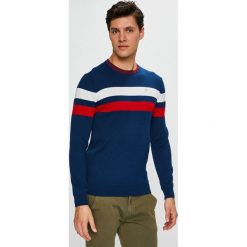 Guess Jeans - Sweter. Niebieskie swetry klasyczne męskie marki Guess Jeans, s, z aplikacjami, z bawełny, z okrągłym kołnierzem. Za 319,90 zł.